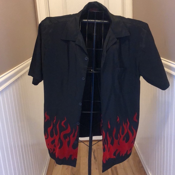 Black S/S button down with velvet red flames 🔥 by Sinister - Picture 7 of 7
